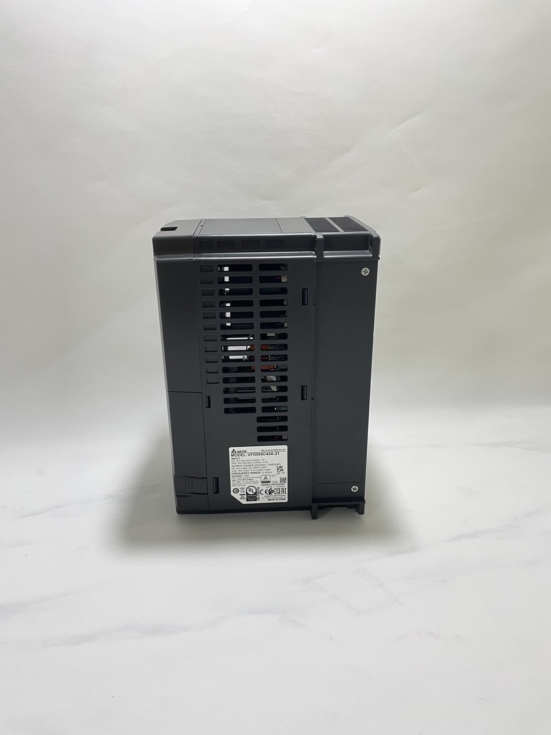 Delta Inverter C2000 VFD055C43A-21 7.5HP 5.5kW Input 380V 3-Phase Output 380V 3-Phase