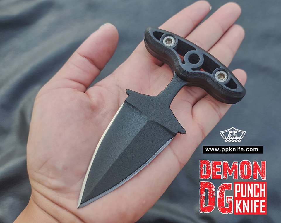 มีดชกตัวใหม่แบรนด์ PPKNIFE รุ่น DEMON DG มีดชกสองคม ปรับปรุงขนาดใหม่จากรุ่นเดิม ให้มีขนาดกะทัดรัด คล่องตัว พกพาได้มิดชิด ใบมีดทำจากสแตนเลส 420J ( JAPAN ) ชุบแข็งอยู่ที่ 57 hrc ขึ้นรูปแบบ 2 คมแท้ ทั้งสองด้าน หน้า/หลัง รีดรูปทรงให้ออกมาได้สวยงาม