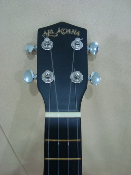 อคูเลเล่ UKULELE ยี่ห้อ AJA MAONA ของใหม่ ขนาด Soprano รุ่น UK-100/BK สีดำ ลายดอกสวย ลูกบิดเหล็ก เสียงดี ขายถูก