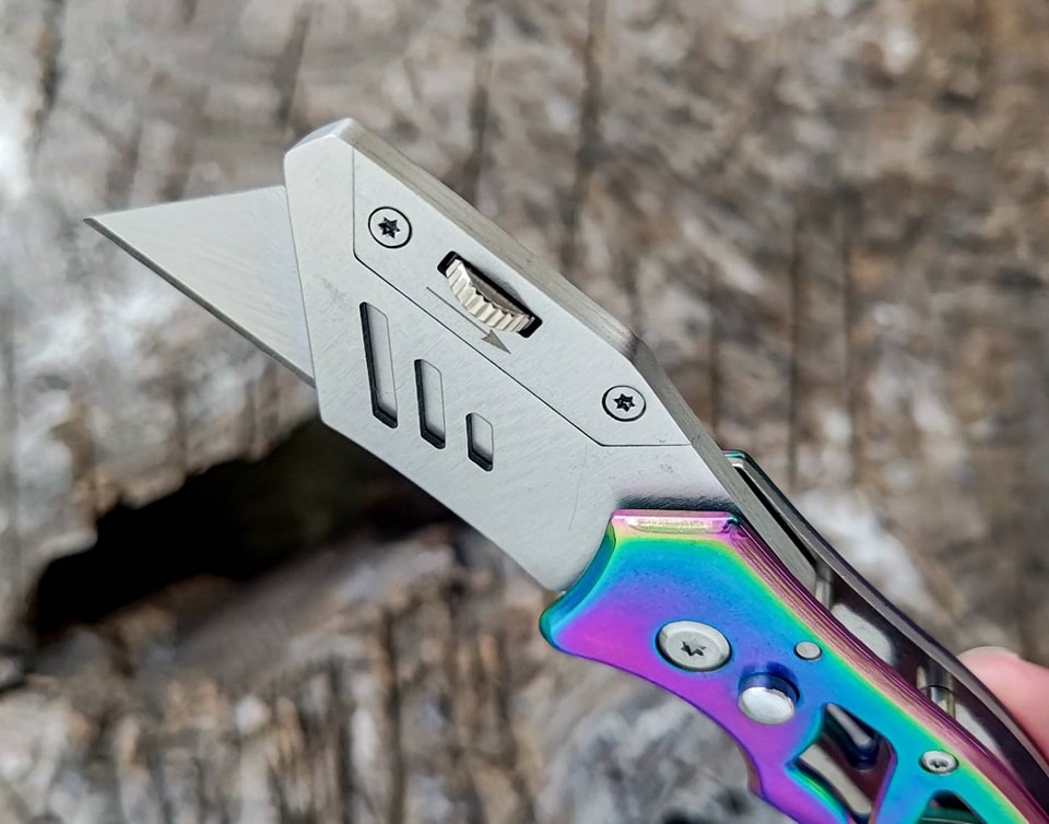 มีดพับคัตเตอร์งานตัดหนักอเนกประสงค์ ใบมีดคัตเตอร์งานหนัก ที่มาในรูปแบบของมีดพับ มีระบบล็อคปลอดภัย ใช้งานง่ายเพียงคุณกดปุ่มและสะบัดมือใบมีดก็จะกางออกมาพร้อมตัวล็อค สามารถเปลี่ยนคมอีกด้านนึงได้ เพียงหมุนเกลียวตัวล็อค ก็จะสามารถดึงใบมีดออกมา และสลับได้อย่างง