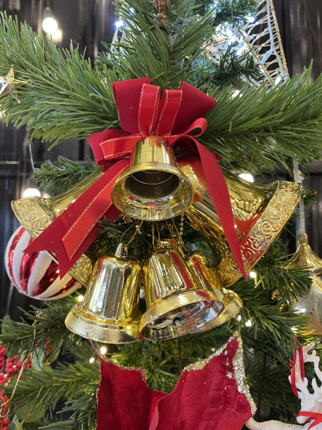 ต้นคริสต์มาสรวมของตกแต่ง