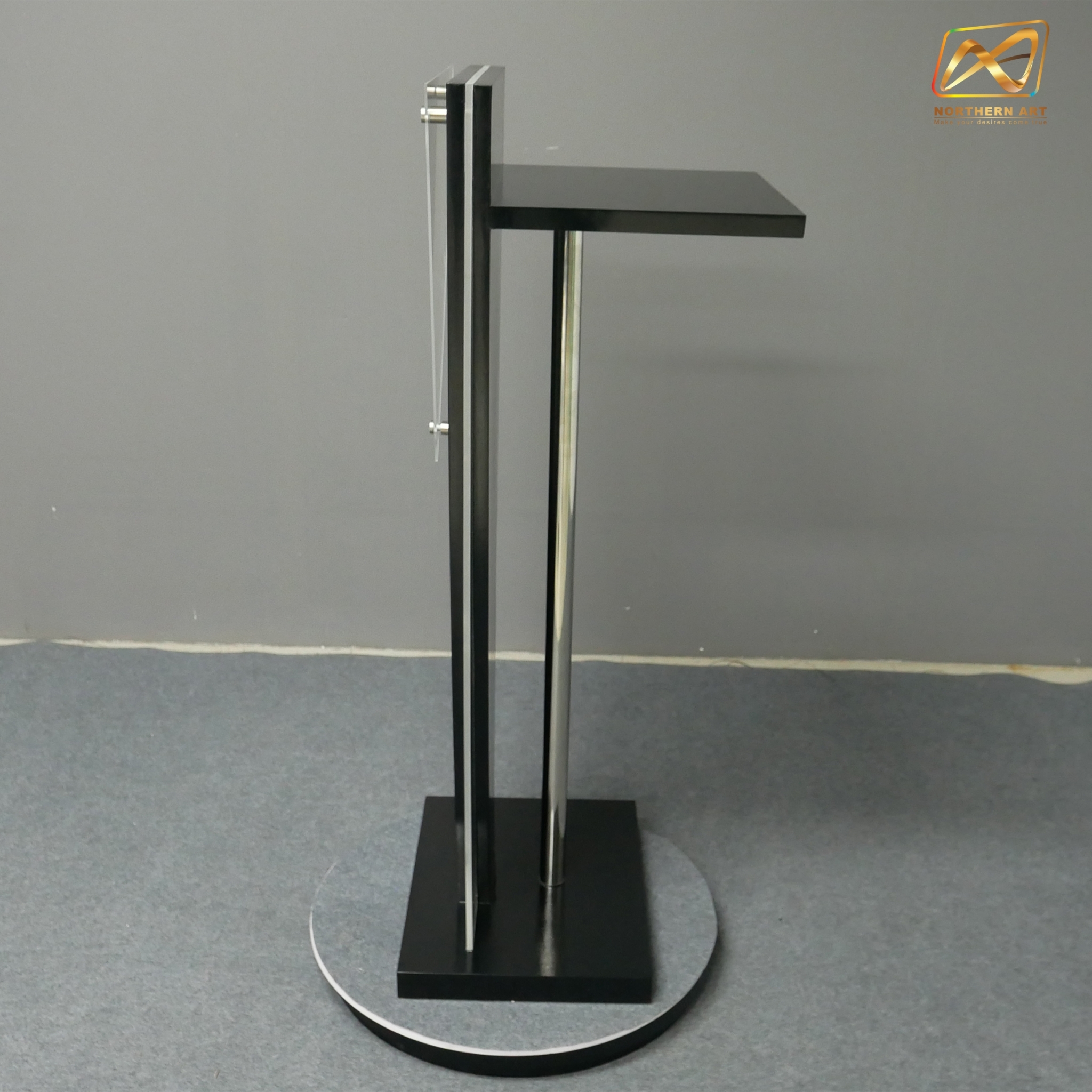 โพเดียมไม้สีดำ ทรงสามเหลี่ยม ขนาด (W) 45 x (L) 35 x (H) 120 cm. ด้านข้างอะคริลิคใส หนา 8 มม. ด้านหน้าอะคริลิคใส ติดหมุด สำหรับติดโลโก้