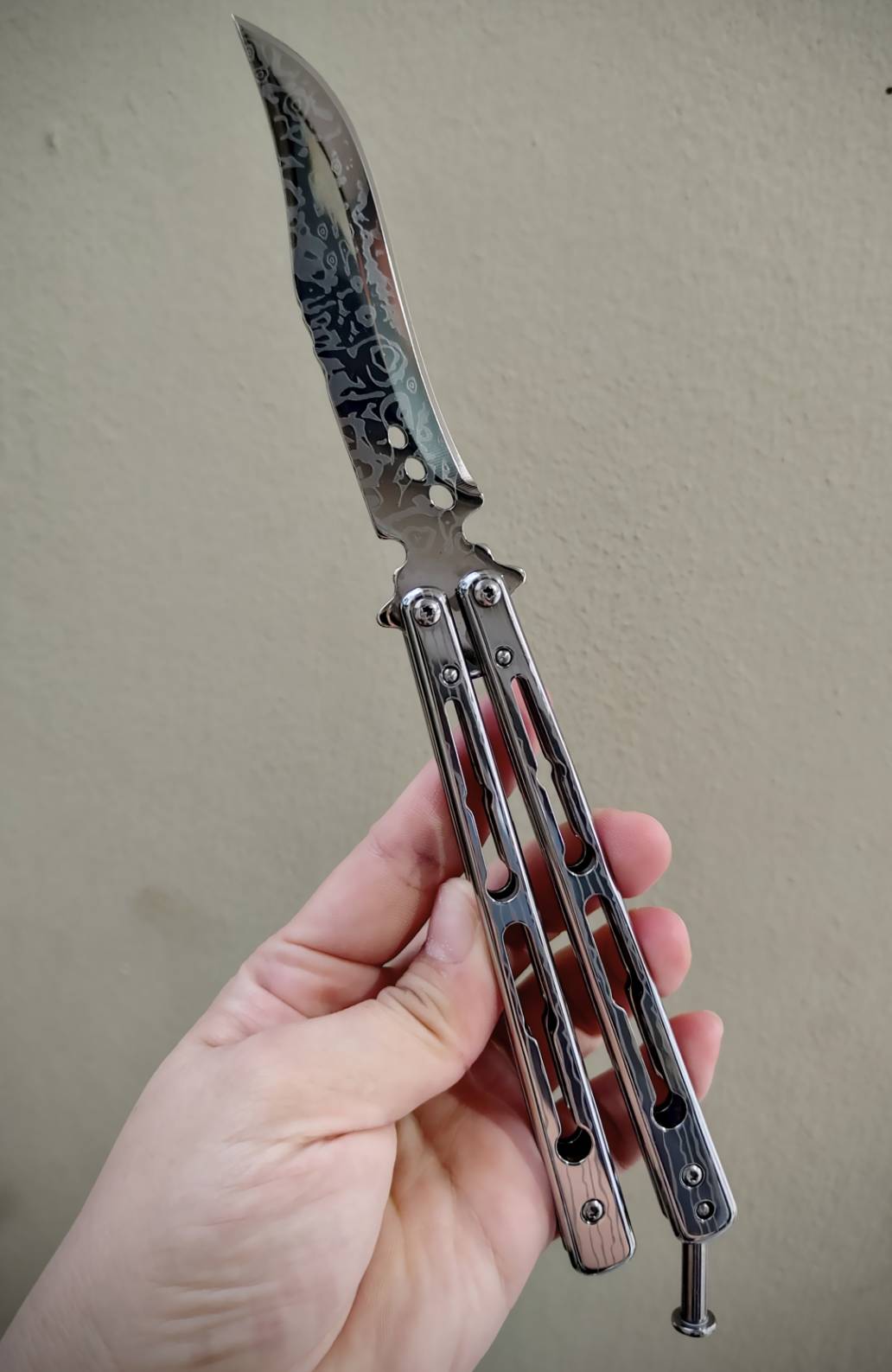 มีดควงบาลิซอง ใบทรงโบวี่ส ทั้งใบและด้ามเป็นสแตนเลสเต็มชิ้นหนาๆ เล่มใหญ่ แน่นมือ ใบทรงโบวี่ให้เส้นคมเด่น เตะตา และใช้งานได้ดี ตัวใบและผิวด้าม ลงลายกัดเลเซอร์ ลายชัด ดูมีมิติ ไม่ใช่งานเรียบธรรมดาๆ บาลานซ์น้ำหนักดี หมุนได้คุมง่าย ไม่ปลิว