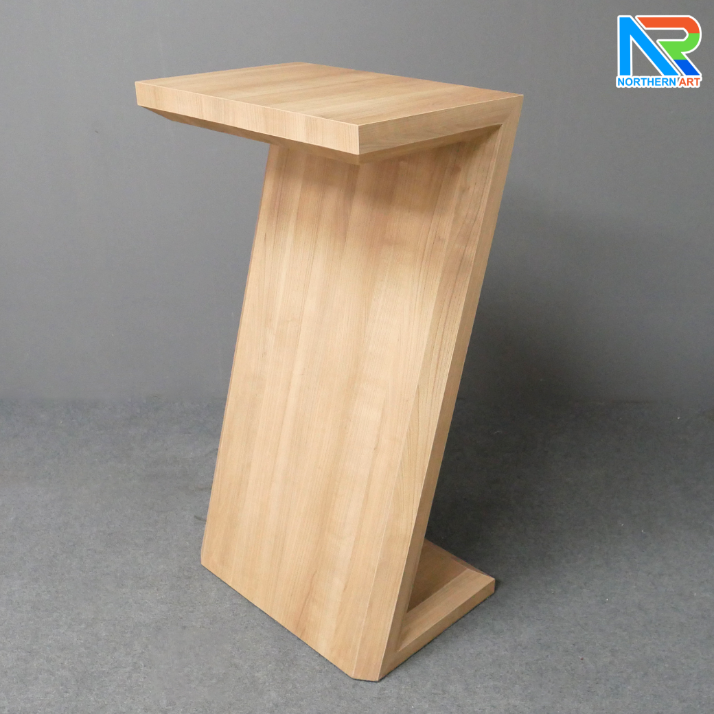 โพเดียมไม้ สีวอลนัทอ่อน ทรง Z ขนาด (W)60 x (L)40 x (H)110 ซม. แข็งแรง ทรงสวย เหมาะสำหรับการนำเสนอทุกโอกาส