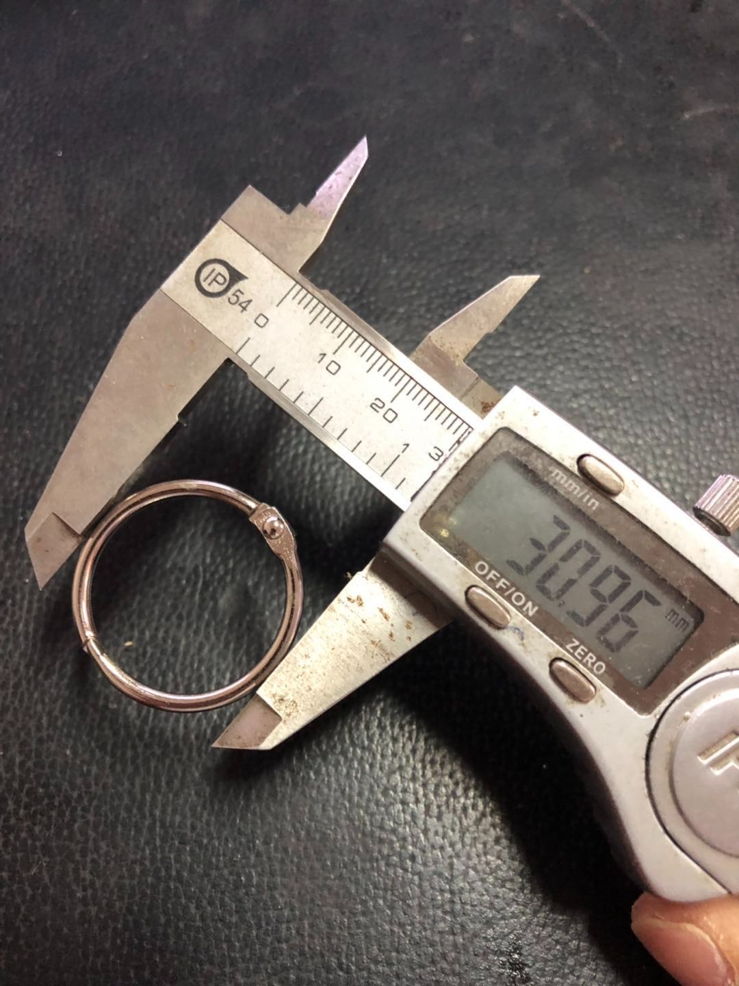 ห่วงสแตนเลส สีเงิน ขนาด 30 mm. (วัดนอก) 25 mm. ใช้เป็นห่วงใส่เอกสาร ห่วงแฟ้ม ห่วงเมนู