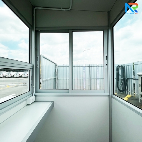 ป้อมยามสำเร็จรูป รุ่น ISOWALL ขนาด 1.20x1.20 ม.โครงสร้างเหล็ก ผนังISOWALL หนา 50 มม.กรอบประตู-หน้าต่าง อะลูมิเนียมสีเงิน