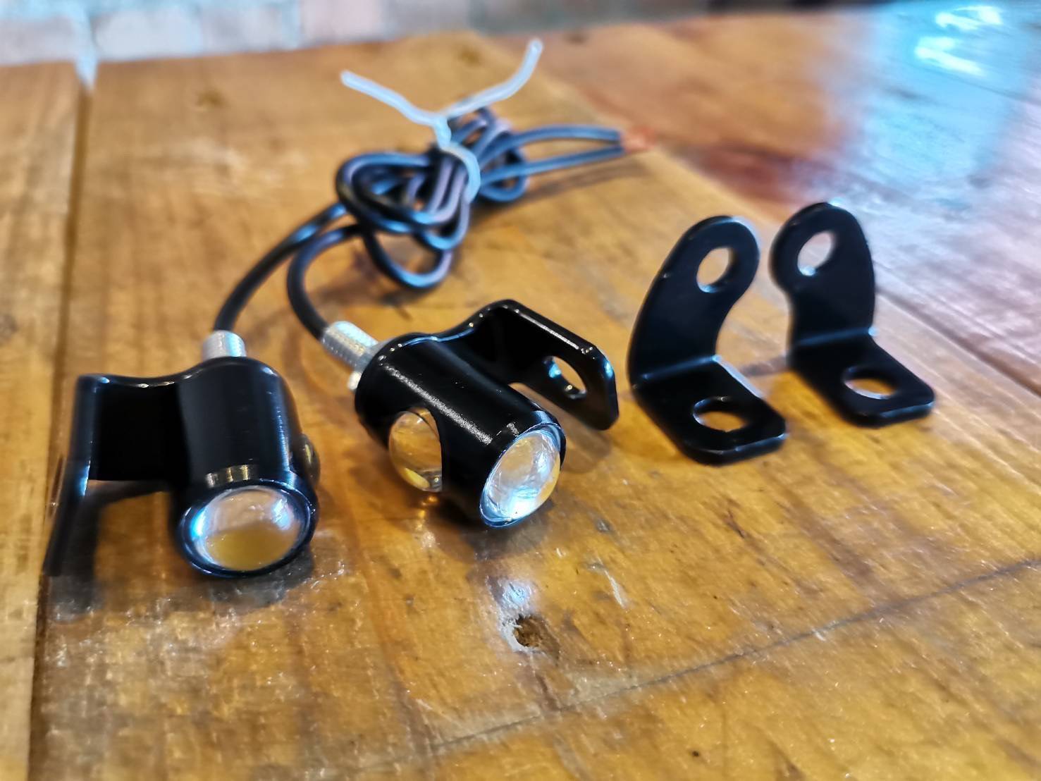 ไฟเลี้ยวตาแมว ไฟออก 2 ด้าน (No.6) พร้อมขาจับ