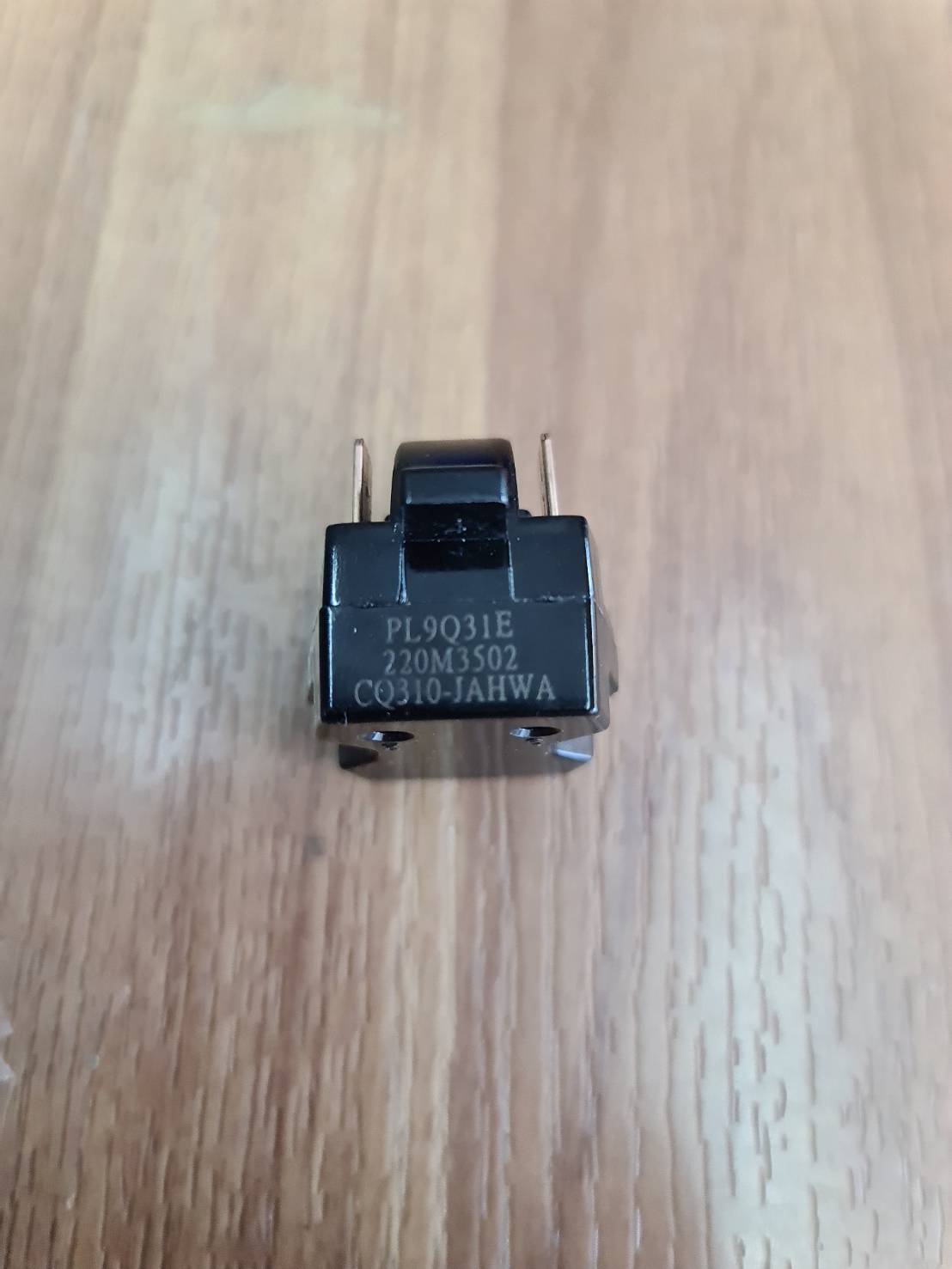 0000847 รีเลย์ตู้เย็น รีเลย์กลมนูน HP 220V 2 ขา