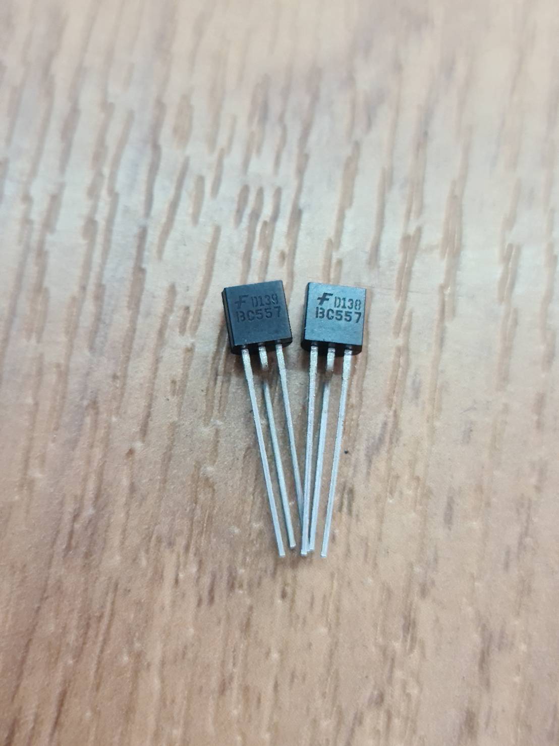 0000719 ทรานซิสเตอร์ BC557 -45V 100mA PNP Amplifier Transistor 5 ชิ้น