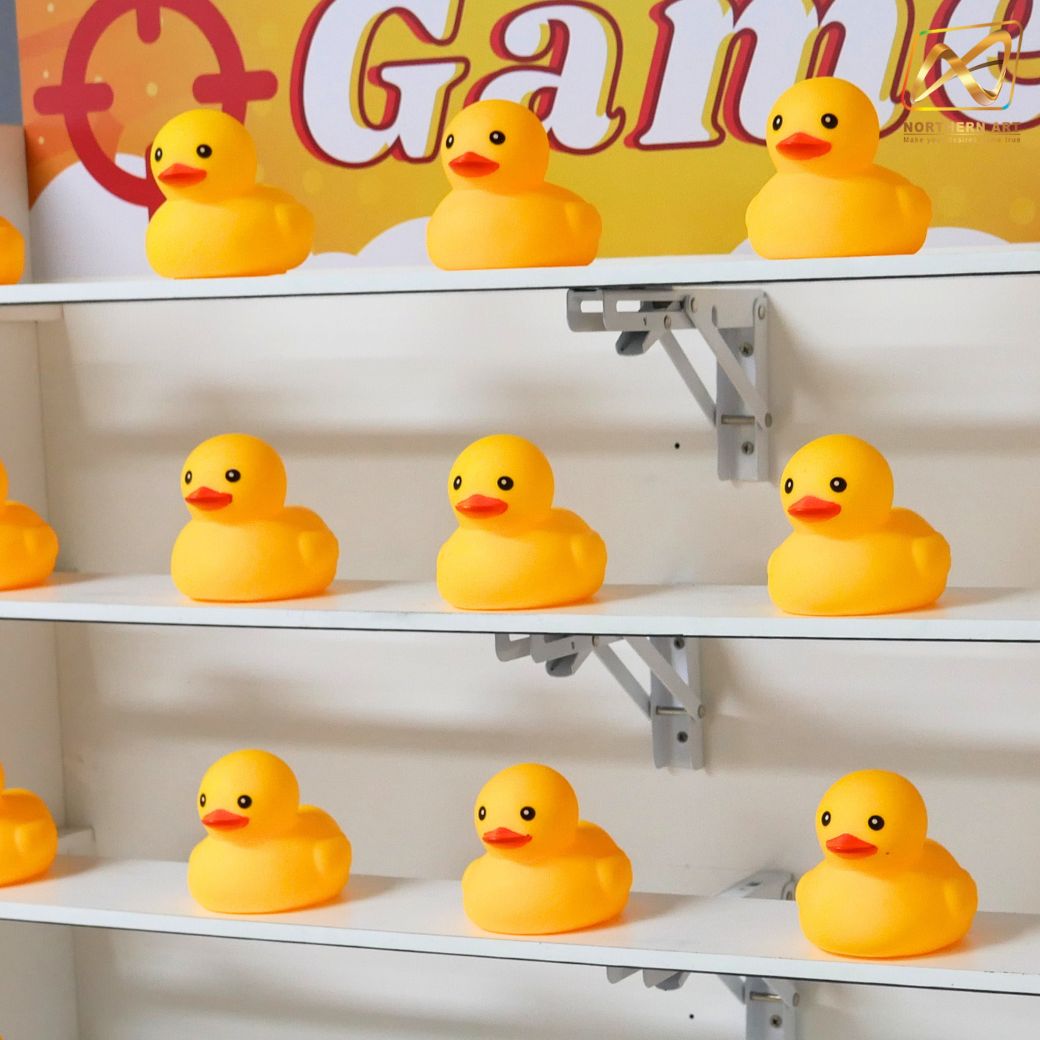 เช่าเกมส์ปาเป็ด ขนาดโครง (W) 90 x (L)36 x (H)180 cm. พร้อมเป็ดยาง 15 ตัว และบอลโฟม 12 ลูก