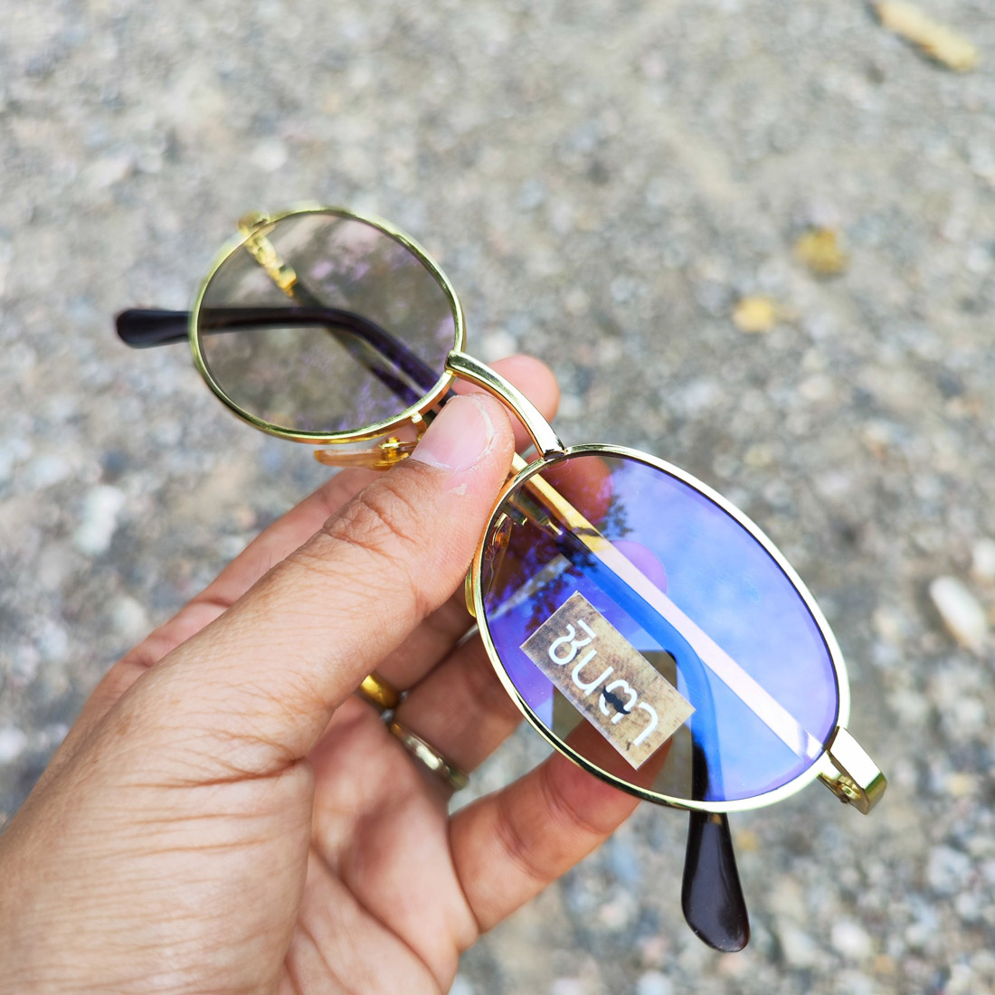 กรอบแว่นตา แว่นตาวินเทจ แว่นเก่าเก็บยุค 90 รุ่น Thong Cha กรอบสีทองทรงรีมน รองรับการนำไปตัดเลนส์สายตา วินเทจแท้ หายากและไม่มีผลิตอีกแล้ว นำเสนอโดย ร้านชินตา