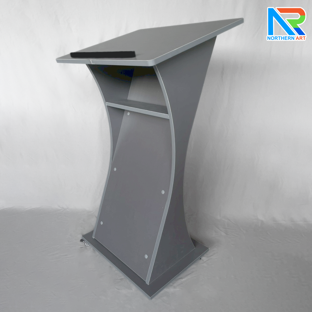 โพเดียมไม้ สีเทา TOPเอียง ขนาด (W)60 x (L)50 x (H)108 cm. พร้อมล้อเลื่อนและชั้นวางของ