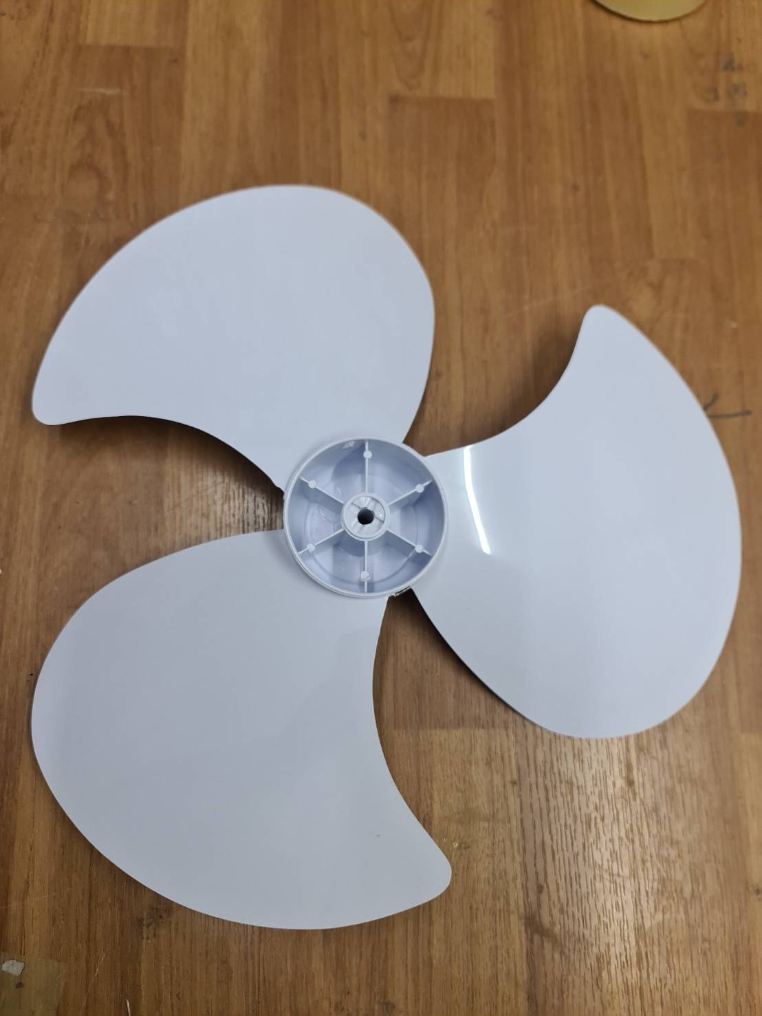 0000828 ใบพัดลม 16 นิ้ว สีขาวขุ่น อะไหล่พัดลม แบบ 3 ใบ เกรด A ขนาด ใบพัดลม ชาร์ป อย่างดี ของแท้ (รับประกัน)