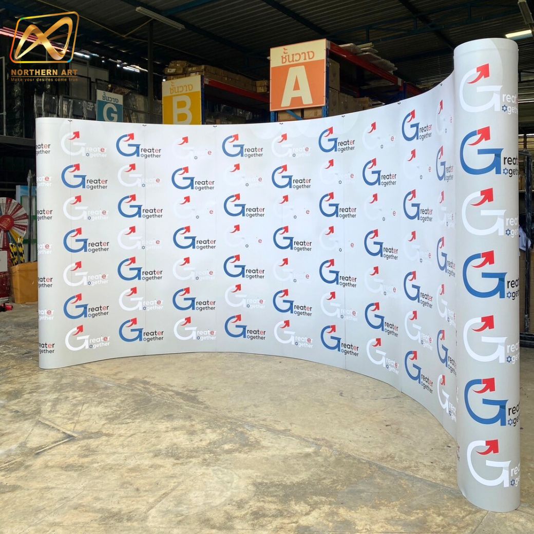 BACK DROP ฉากแบคดรอป รุ่นมน แบบโค้ง โครงอะลูมิเนียม ถอดประกอบได้ พร้อมงานพิมพ์ +โคมไฟ 2 ชุด และกระเป๋าล้อลาก 1 ใบ