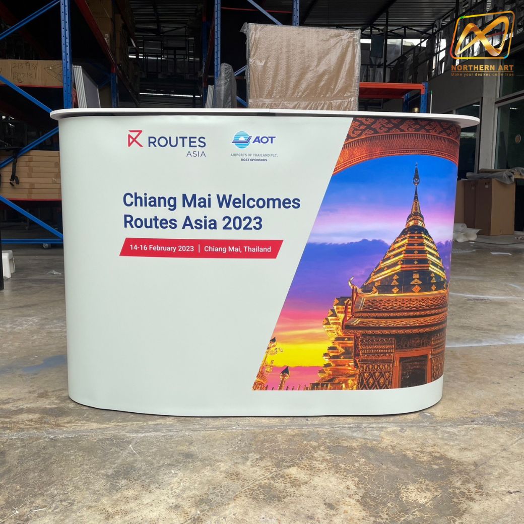 เคาน์เตอร์สำเร็จรูป รุ่นโค้ง TOPสีขาว มีช้นวาง ขนาด (W)133 x (D)39 x (H) 90 cm.โครงอะลูมิเนียม พับเก็บได้ เคลื่อนย้ายสะดวก