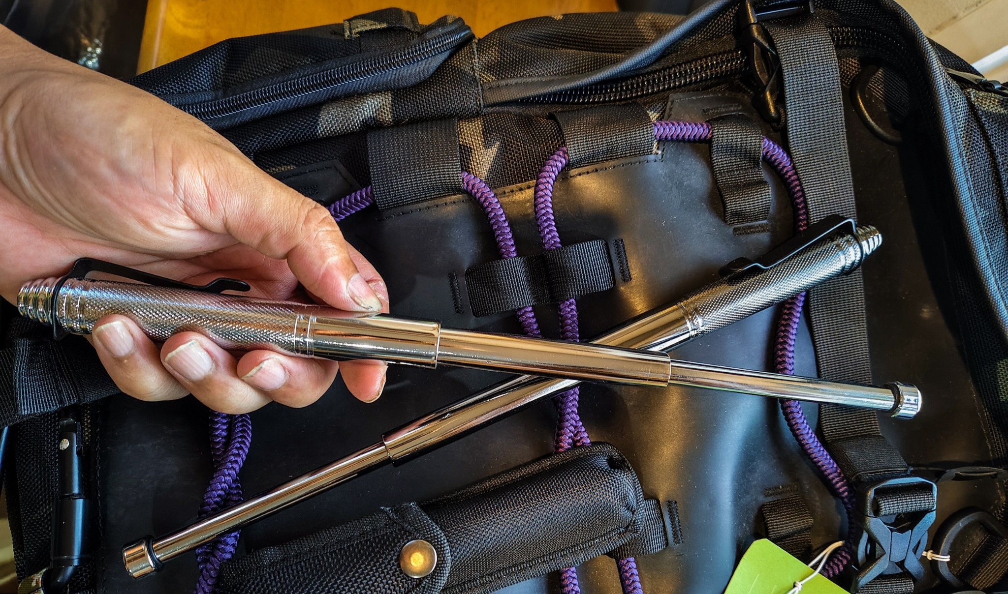 อัพเกรดใหม่ ระบบและคลิปพก นุ่มนวลขึ้น ท้ายเพิ่มเกลียวใช้ทุบกระจกได้ 🎯 มี 2 สี สีดำโครเมี่ยม กับสีขาวโครเมียม เวลากางเต็มที่ยาว 12.2 นิ้ว เวลาพับเก็บ 5.3 นิ้ว หนัก 220 กรัม