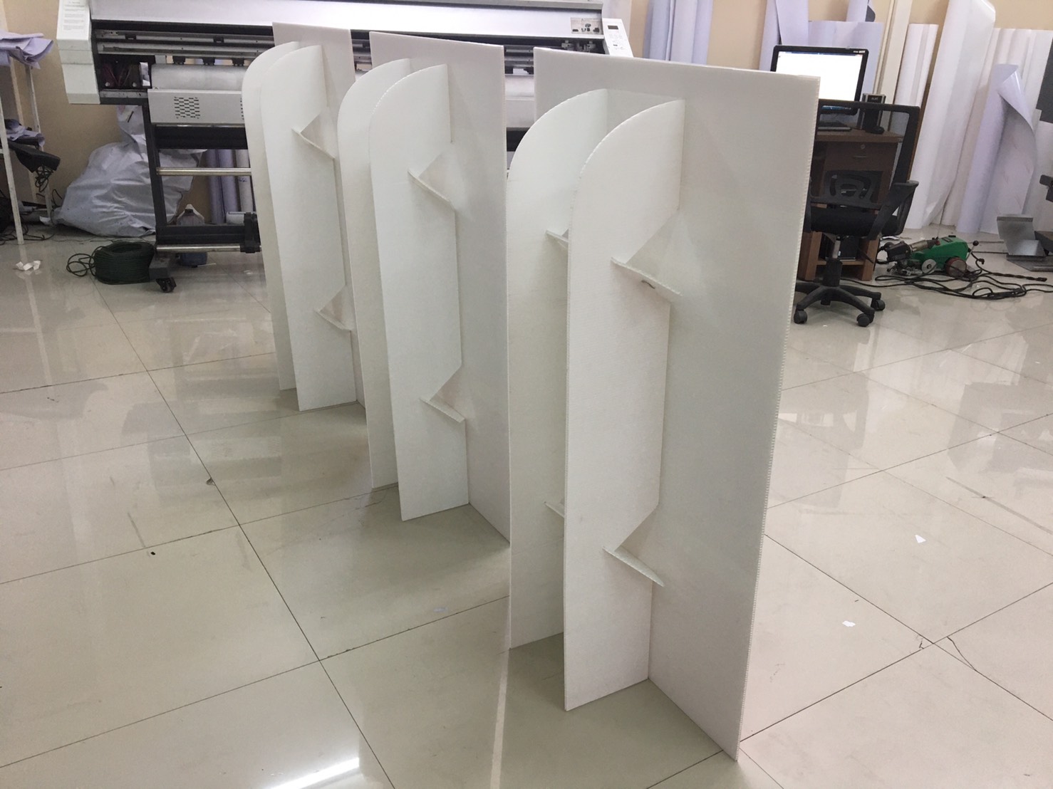 STANDY สแตนดี้ รุ่นพีพีบอร์ด หนา 5 มม. พร้อมงานพิมพ์สติ๊กเกอร์ ตามขนาดที่ต้องการ ( ไม่ไดคัท )