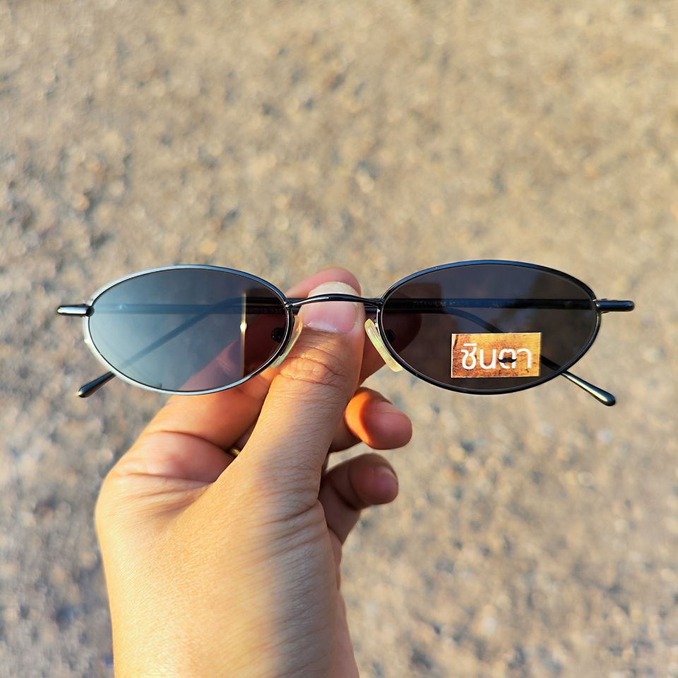 แว่นวินเทจ แว่นตากันแดด แว่น Handmade แว่นเก่าเก็บยุค 90 ชินตา รุ่น Black Metro Sun ทรงรี กรอบสีดำเมทาลิค เท่ห์ๆ ไม่ซ้ำใคร ใช้เลนส์กันแดดคุณภาพดี ใส่ได้ทั้งชายและหญิง