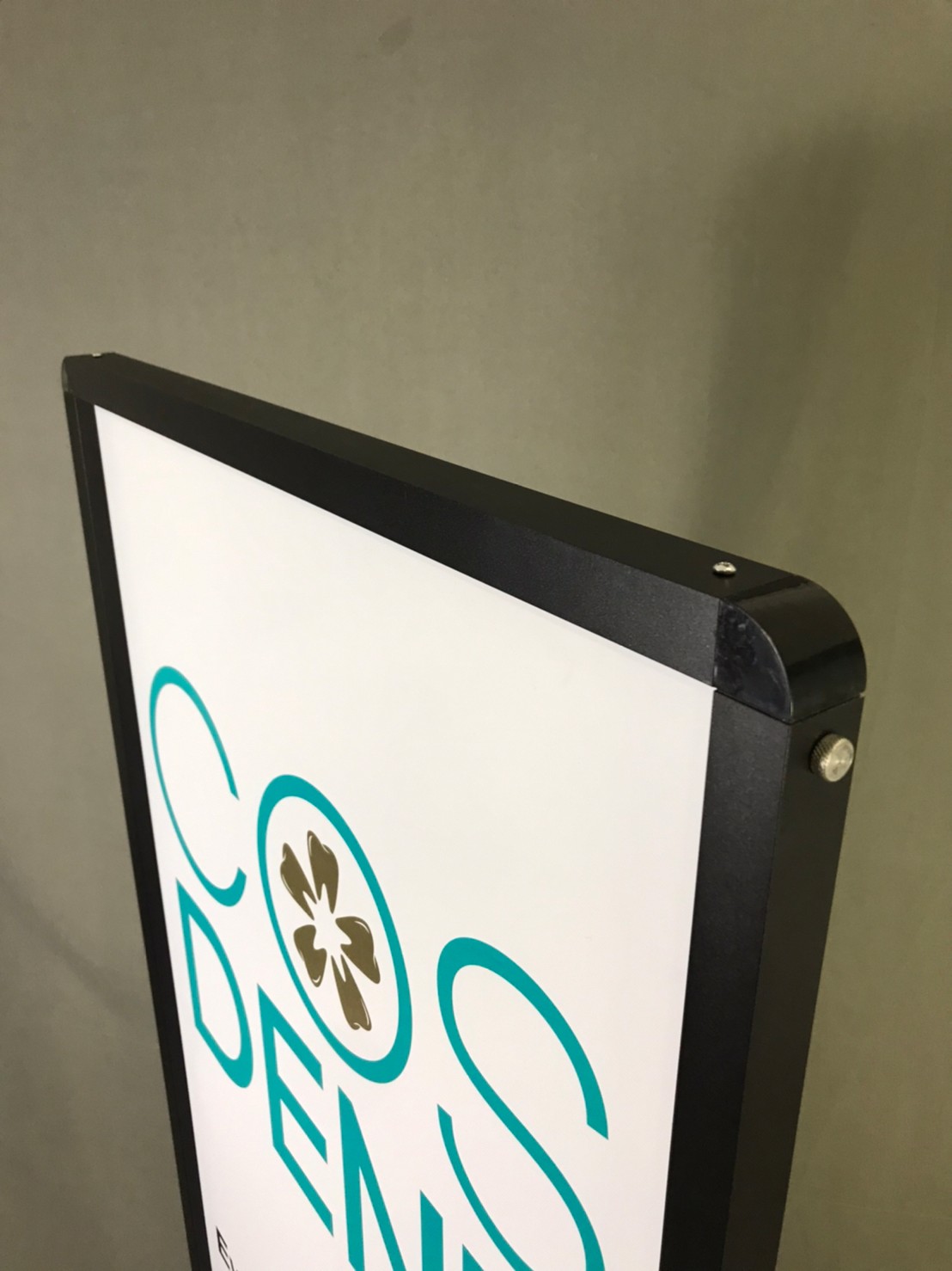 ป้ายตั้งพื้นฐานน้ำ ขนาด(W) 63 x (L) 37 x (H) 166 cm. โชว์งานพิมพ์ 2 ด้าน โครงอะลูมิเนียม ถอดประกอบได้ ฐานน้ำถ่วงน้ำหนัก