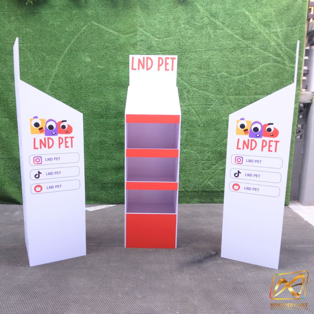 ชั้นวางสินค้าพลาสวูด 4 ชั้น ขนาด (W)36.5 x (D)35 x (W)135 ซม. พลาสวูดหนา 8 มม.พร้อมงานพิมพ์สติ๊กเกอร์