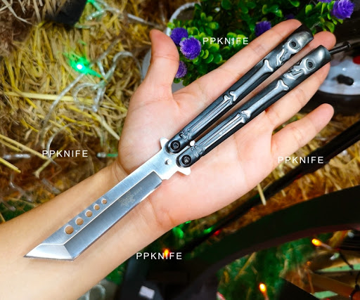 บาลิซอง B2 กะโหลกดำ ใบหนาทรงทันโตะ น้ำหนักดี จับถนัดมือ ด้ามเล่นดีไซน์หัวกะโหลก ที่ด้ามจับ สลับสีดำขาว มาพร้อมซองผ้า