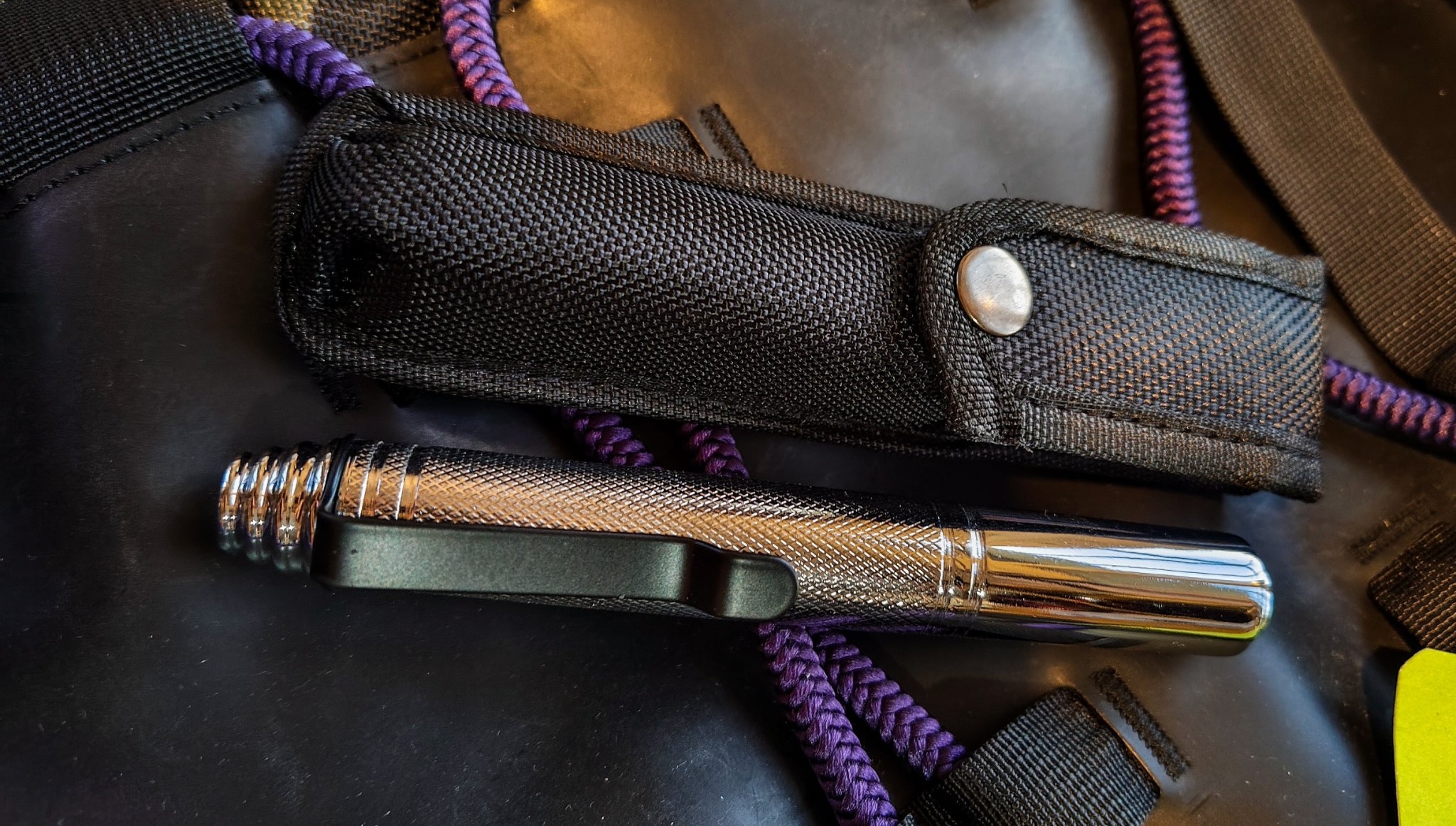 อัพเกรดใหม่ ระบบและคลิปพก นุ่มนวลขึ้น ท้ายเพิ่มเกลียวใช้ทุบกระจกได้ 🎯 มี 2 สี สีดำโครเมี่ยม กับสีขาวโครเมียม เวลากางเต็มที่ยาว 12.2 นิ้ว เวลาพับเก็บ 5.3 นิ้ว หนัก 220 กรัม