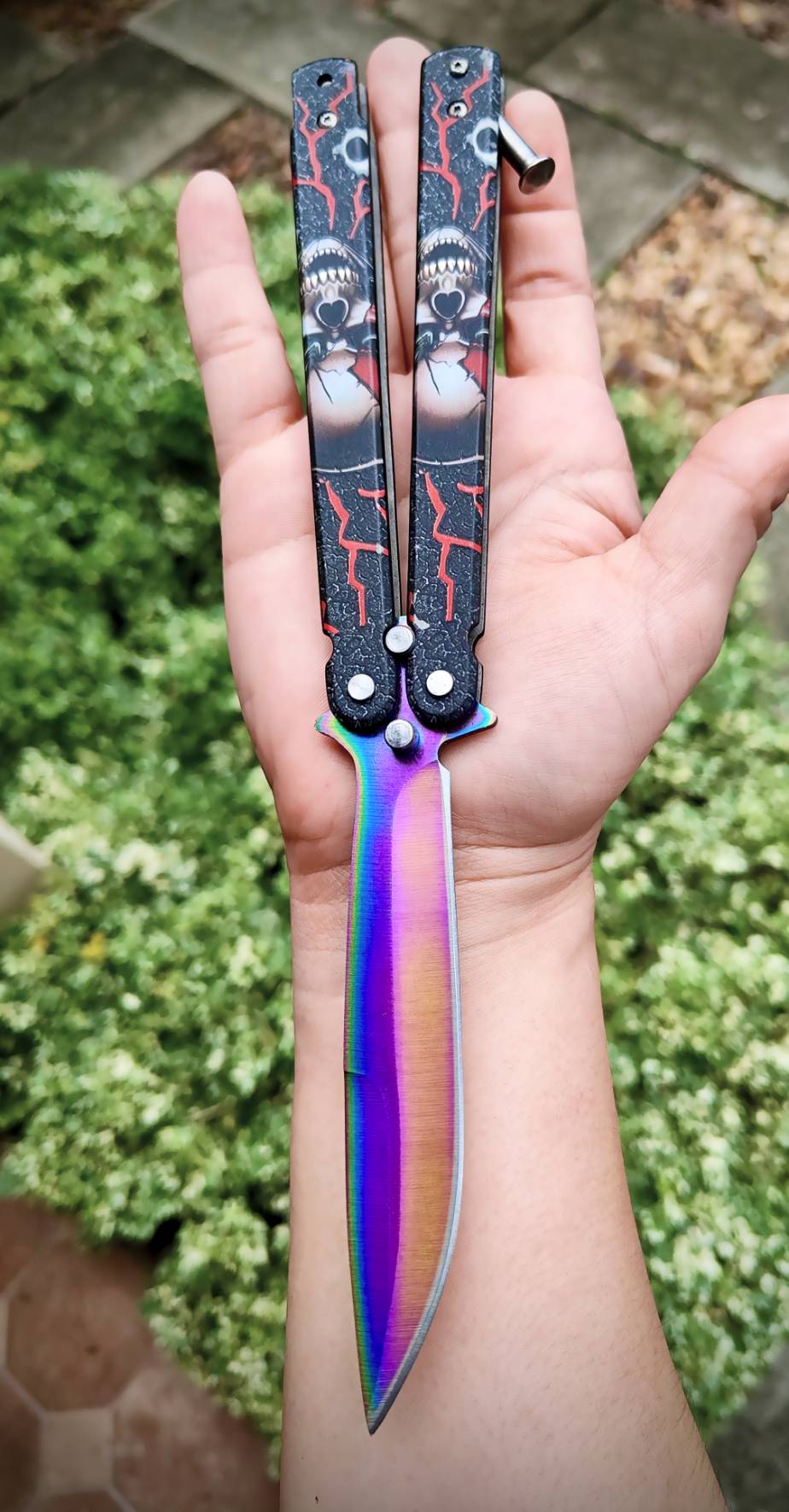 🗡️ บาลิซอง Skull Thunder — ดุดันทุกองศา ใบมีดสีรุ้งเคลือบไทเทเนียม เงางามสะท้อนแสง ด้ามลายหัวกะโหลกผ่าฟ้าแดง เท่ ดุดัน ไม่ซ้ำใคร จับถนัดเต็มมือ น้ำหนักบาลานซ์ ควงลื่นมือ ขนาดใหญ่พิเศษ เหมาะสำหรับสะสมและฝึกควง ดีไซน์สไตล์นักรบโลหะ สะท้อนพลังและเอกล