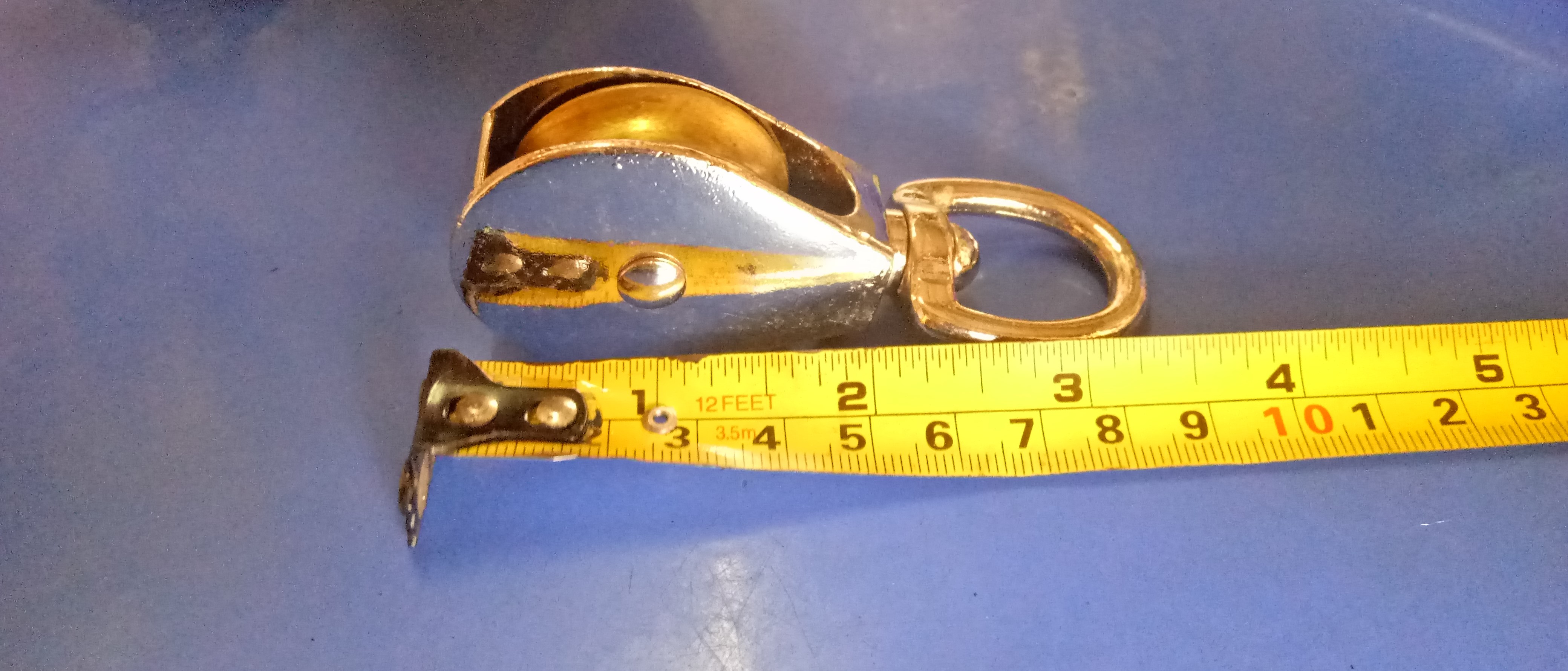 รอกสีเงินสำหรับใช้ชักธงชาติ ขนาดยาว 3.5 นิ้ว