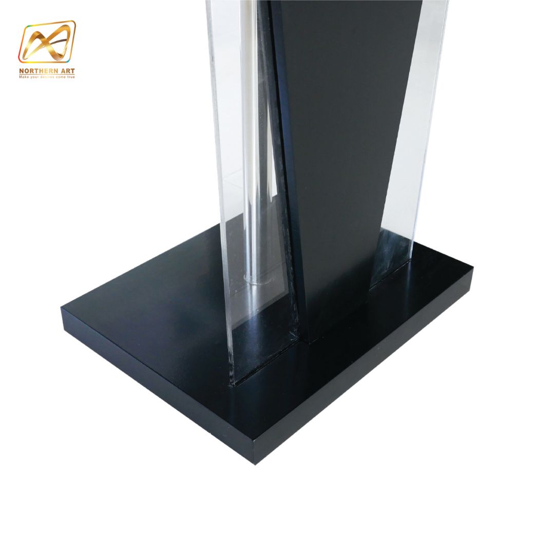 โพเดียมไม้สีดำ ทรงสามเหลี่ยม ขนาด (W) 45 x (L) 35 x (H) 120 cm. ด้านข้างอะคริลิคใส หนา 8 มม. ด้านหน้าอะคริลิคใส ติดหมุด สำหรับติดโลโก้