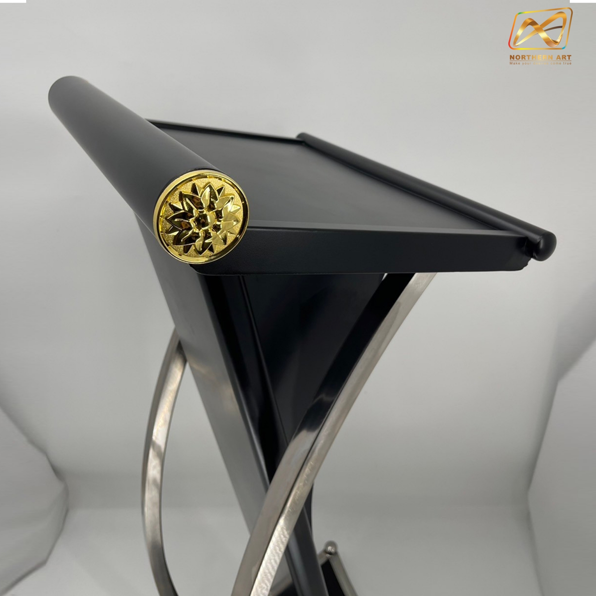 โพเดียมเหล็ก สีดำ ตกแต่งเสาโค้งสแตนเลสสีเงิน เกรด201 ขนาด(W)48 x (L)39 x (H)117 cm.