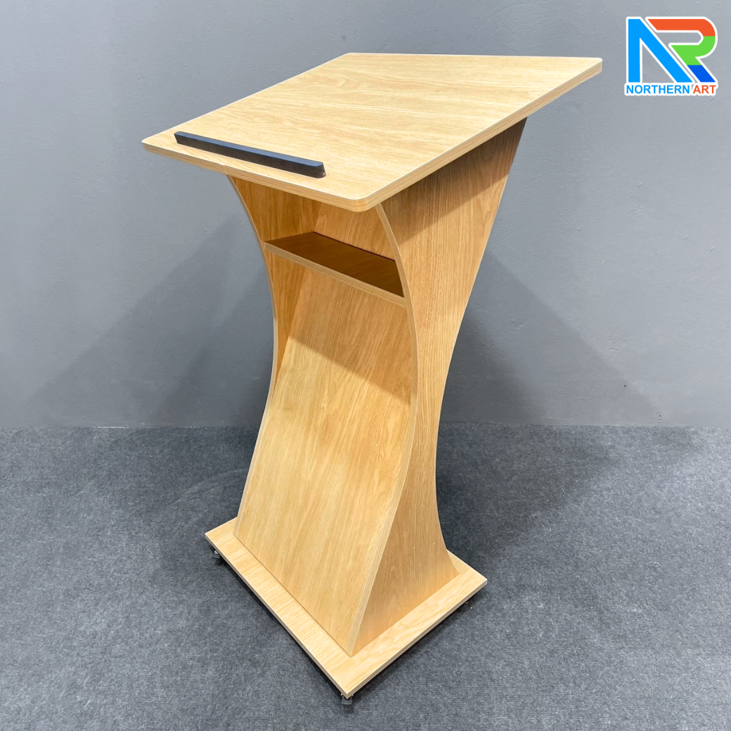 โพเดียมไม้ สีสักลายไม้ TOPเอียง ขนาด (W)60 x (L)50 x (H)108 cm. พร้อมล้อเลื่อนและชั้นวางของ