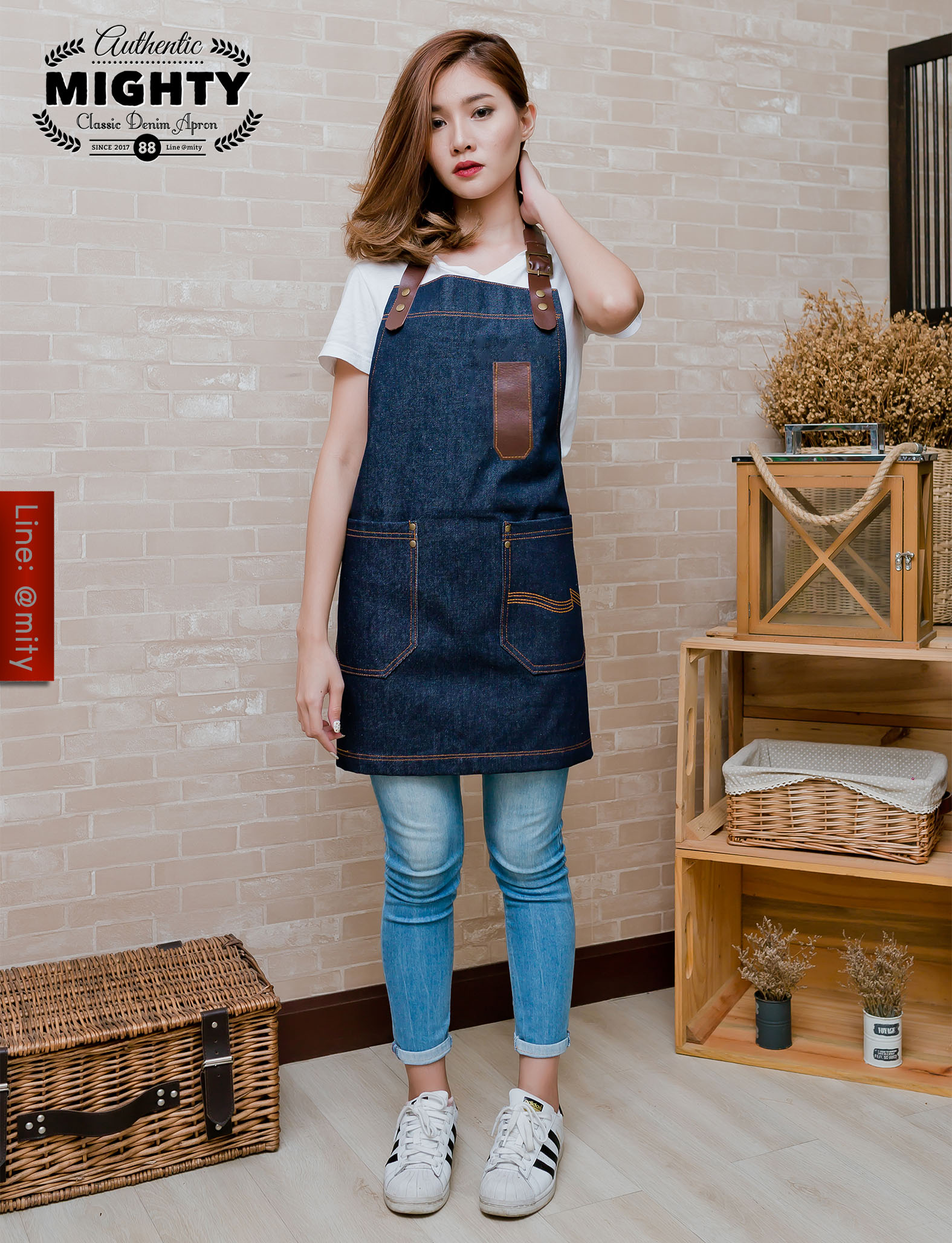 ผ้ากันเปื้อนยีนส์ แบบS2 สีน้ำเงิน สายหนังแท้ ช่องปากกาหนัง