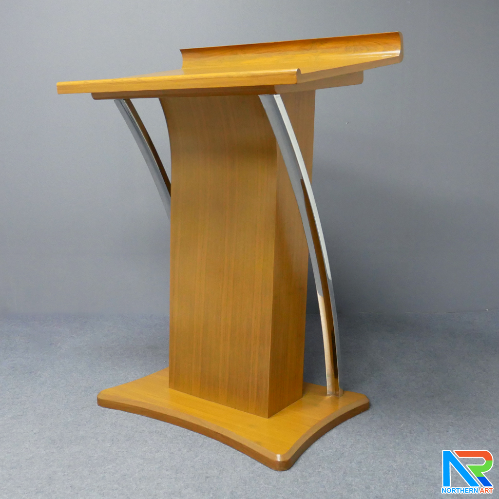 โพเดียมไม้ ยืนคู่ สีสักขนาด (W) 90x (L) 63 x (H) 120 cm. ตกแต่งเสาโค้งสแตนเลสเกรด 304