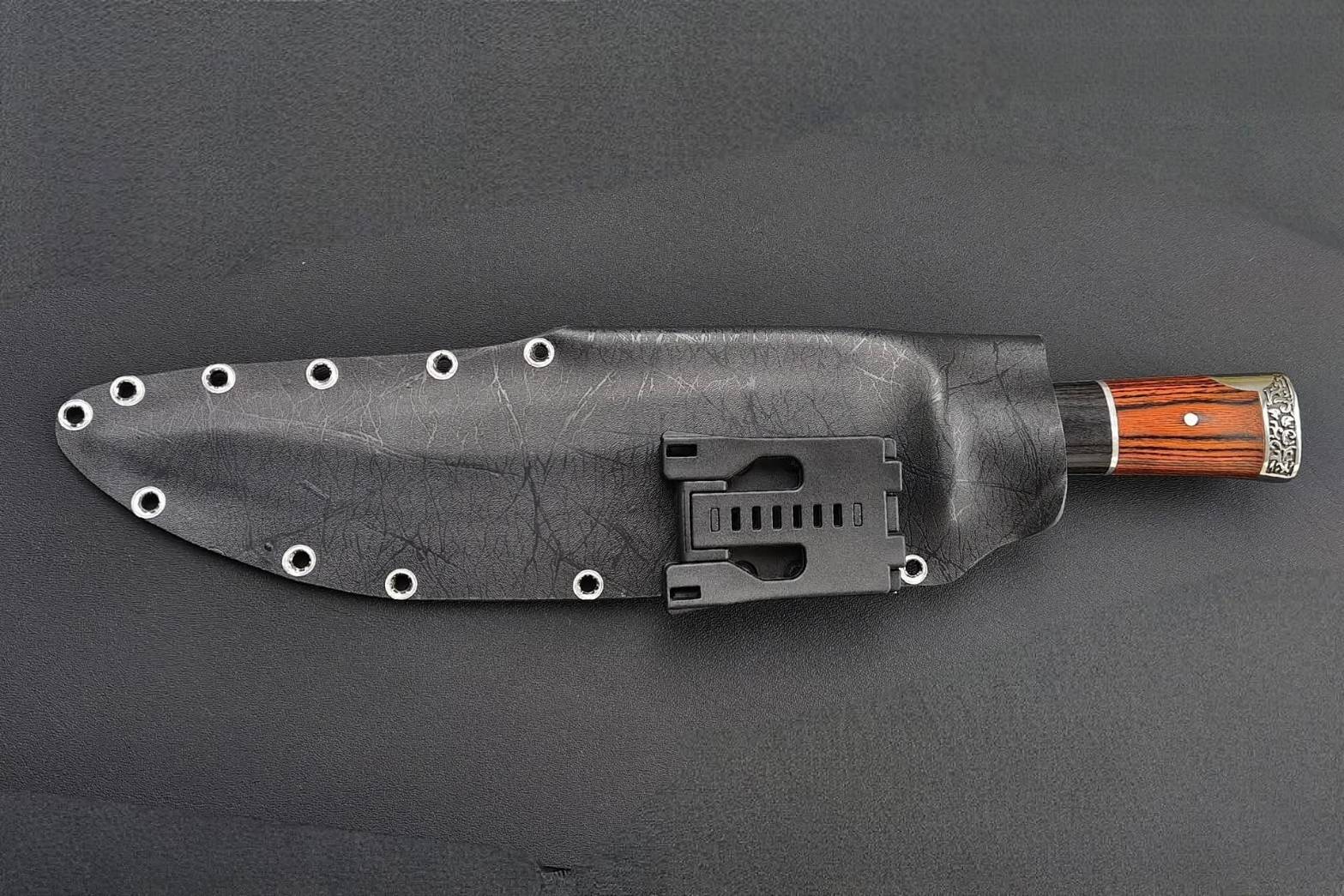 มีดแคมป์ยาว Red Wolf มีดคลาสสิคที่มาพร้อมกับใบยาว 10.5 นิ้ว ด้ามจับเป็นไม้ผสมโลหะ มีการ์ดมือป้องกันนิ้วไม่ลื่นไปโดนคม มาพร้อมซองพลาสติกแข็ง ติดตั้ง Tek lock สะดวก คล่องตัว