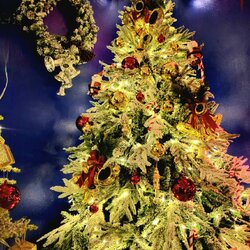 ต้นคริสต์มาสพร้อมประดับตกแต่ง