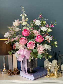 แจกันดอกไม้ประดิษฐ์ทรงสูง แจกันดอกไม้แสดงความยินดี แจกันดอกไม้สำหรับผู้บริหาร แจกันดอกไม้แต่งบ้าน แจกันดอกไม้ปลอมโทนขาวฟ้า ดอกไม้คัดเกรดพรีเมี่ยมจัดในแจกันแก้วคริสตัลหรูหรา