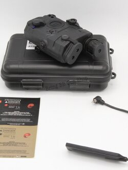 ไฟฉาย+เลเซอร์สีแดง PEQ-15/LA-5C UHP (กล่องแบตไฟฉาย+เลเซอร์สีแดง)