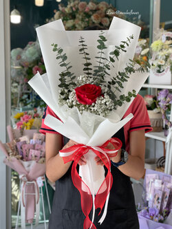 ช่อดอกกุหลาบแดง ช่อดอกไม้เล็กๆ ช่อดอกไม้สด