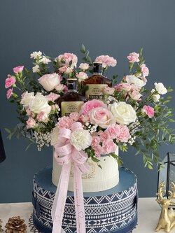 กล่องดอกไม้ Flowerbox กระเช้าดอกไม้ กระเช้าดอกไม้แสดงความยินดี เยี่ยมไข้ วันเกิด