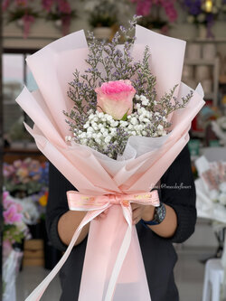 ช่อดอกกุหลาบแดง ช่อดอกไม้เล็กๆ ช่อดอกไม้สด