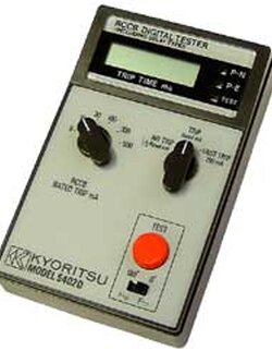 KYORITSU 5402D ใช้หลอดนีออนสองดวงในการตรวจสอบการต่อสายไฟเข้ากับระบบ