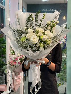 ช่อดอกกุหลาบสีขาว ช่อดอกไม้สีขาว ช่อดอกไม้สด