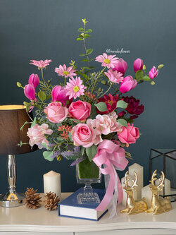 แจกันดอกไม้ประดิษฐ์ทรงสูง แจกันดอกไม้แสดงความยินดี แจกันดอกไม้สำหรับผู้บริหาร แจกันดอกไม้แต่งบ้าน แจกันดอกไม้ปลอมโทนสีชมพู ดอกไม้คัดเกรดพรีเมี่ยมจัดในแจกันแก้วคริสตัลหรูหรา