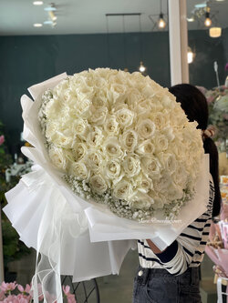 ช่อดอกกุหลาบสีขาว 100 ดอก ช่อกุหลาบขาวตั้งได้