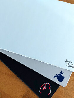 แผ่นรองเมาส์ รองเป็นพื้นหลังคลิปควงปากกา ขนาด 40x45 cm²